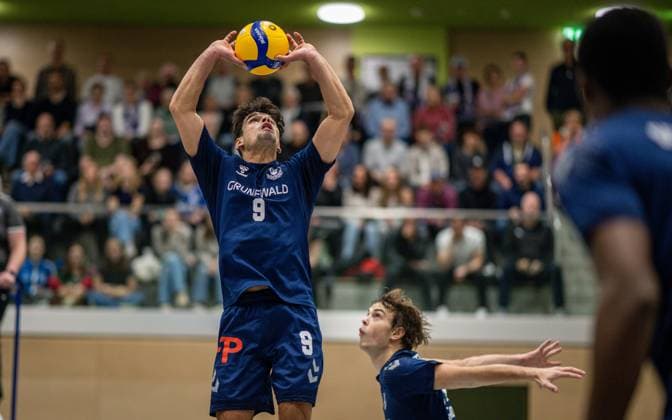 Volleyball, Saison 2025 2026, 2. Bundesliga Nord, 01.11.2025, 06. Spieltag, Herren, TuB Bocholt (blau) vs. Muenster Volleys (schwarz) v.l.: Lukas Salimi (TuB Bocholt), Bohdan Velychko (TuB Bocholt), Bocholt Sporthalle West Nordrhein-Westfalen Deutschland