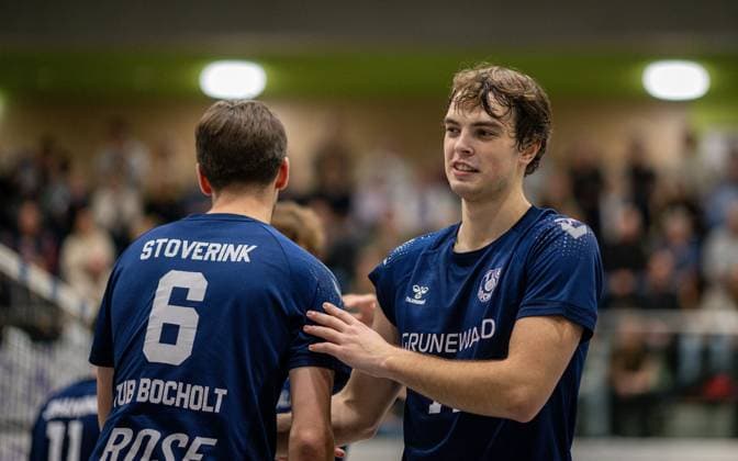 Volleyball, Saison 2025 2026, 2. Bundesliga Nord, 01.11.2025, 06. Spieltag, Herren, TuB Bocholt (blau) vs. Muenster Volleys (schwarz) v.l.: Ben Stoverink (TuB Bocholt), Bohdan Velychko (TuB Bocholt), Bocholt Sporthalle West Nordrhein-Westfalen Deutschland