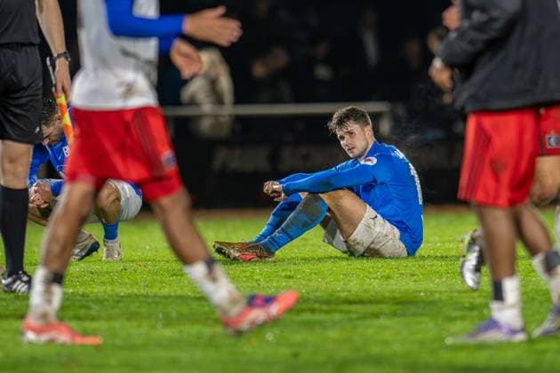 Fussball, Regionalliga Nord, BW Lohne - Hamburger SV II , 17. Spieltag, Spielzeit 2025 2026, 1.11.2025 Sandro Heskamp (Blau-Weiss Lohne 17) entaeuscht nach dem Spiel , Lohne Heinz-Dettmer-Stadion Niedersachsen Deutschland