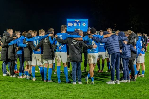 Fussball, Regionalliga Nord, BW Lohne - Hamburger SV II , 17. Spieltag, Spielzeit 2025 2026, 1.11.2025 Lohner Spieler nach dem Spiel, in der Mitte Christian Neidhart (Trainer Blau-Weiss Lohne) , Lohne Heinz-Dettmer-Stadion Niedersachsen Deutschland