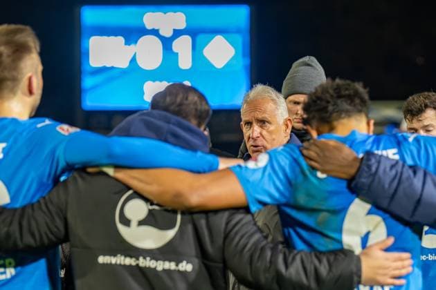 Fussball, Regionalliga Nord, BW Lohne - Hamburger SV II , 17. Spieltag, Spielzeit 2025 2026, 1.11.2025 Christian Neidhart (Trainer Blau-Weiss Lohne) spricht mit den Spielern , Lohne Heinz-Dettmer-Stadion Niedersachsen Deutschland
