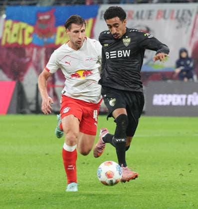 Leipzig ,, Fussball Bundesliga Saison 2025 2026 , RB Leipzig vs. VfB Stuttgart , von links: Willi Orban ( RB ) Tiago Tomas ( VfB ) Gemäß den Vorgaben der DFL Deutschen Fußball Liga ist es untersagt, in dem Stadion und oder vom Spiel angefertigte Fotoaufnahmen in Form von Sequenzbildern und oder videoähnlichen Fotostrecken zu verwerten bzw. verwerten zu lassen.
