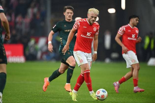 Dominik HOLLERBACH (MZ) gegen Jens STAGE (HB) Aktion, Zweikampf, 1.FSV Mainz 05 (MZ) - SV Werder Bremen (HB) 1-1 Fussball 1. Bundesliga Saison 2025 2026, 9.Spieltag, Spieltag9, matchday9, am 01.11.2025, MEWA Arena Mainz. DFL regulations prohibit any use of photographs as image sequences and or quasi-video Â