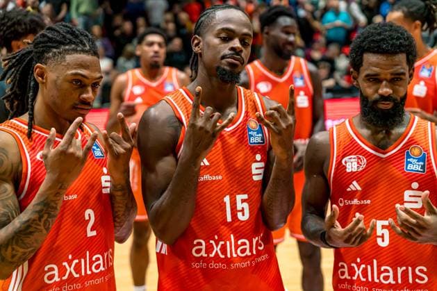 Chemnitz, Deutschland 01. November 2025: 1.BBL - 2025 2026 - Niners Chemnitz vs. Basketball Löwen Braunschweig Im Bild: Nike Sibande (99), Ty Brewer (99) und Corey Davis (99) v.li. mit Siegerpose Copyright: xFotostandx xNachtigallx