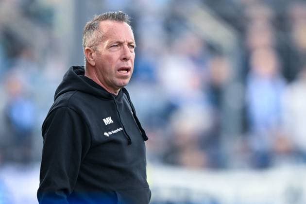 3. Liga - 25 26 - 1. BL - 25 26 - TSV 1860 München - FC Energie Cottbus am 01.11.2025 im Staedtisches Stadion an der Gruenwalder Straße in Muenchen Trainer Markus Kauczinski (Muenchen) unzufrieden, enttäuscht, enttaeuscht, niedergeschlagen.