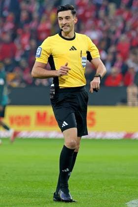 Mainz, Deutschland 01. November 2025: 1. BL - 2025 2026 - FSV Mainz 05 vs. SV Werder Bremen Im Bild: Schiedsrichter Florian Badstübner Badstuebner steht lächelnd auf dem Spielfeld. DFL regulations prohibit any use of photographs as image sequences and or quasi-video Mewa Arena Rheinland - Pfalz Copyright: xFotostandx xRacochax
