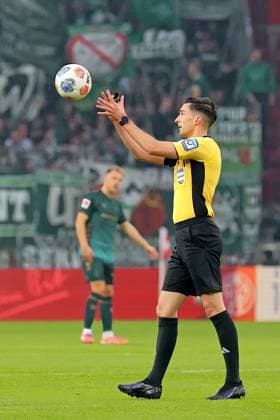 Mainz, Deutschland 01. November 2025: 1. BL - 2025 2026 - FSV Mainz 05 vs. SV Werder Bremen Im Bild: Schiedsrichter Florian Badstübner Badstuebner fängt den Spielball. DFL regulations prohibit any use of photographs as image sequences and or quasi-video Mewa Arena Rheinland - Pfalz Copyright: xFotostandx xRacochax