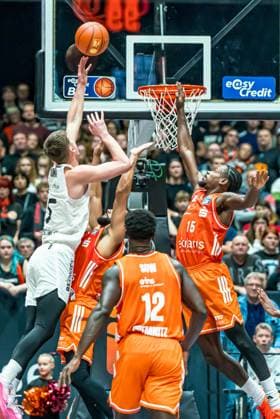Chemnitz, Deutschland 01. November 2025: 1.BBL - 2025 2026 - Niners Chemnitz vs. Basketball Löwen Braunschweig Im Bild: Copyright: xFotostandx xNachtigallx