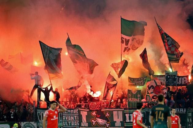 Mainz, Deutschland 01. November 2025: 1. BL - 2025 2026 - FSV Mainz 05 vs. SV Werder Bremen Im Bild: Werder Fans zünden Pyrotechnik im Block. DFL regulations prohibit any use of photographs as image sequences and or quasi-video Mewa Arena Rheinland - Pfalz Copyright: xFotostandx xRacochax