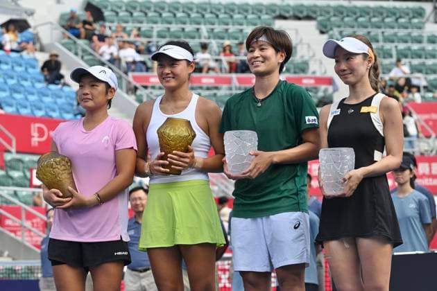 Xinyu Jiang, Yafan Wang Peangtarn Plipuech, Momoko Kobori In WTA250 Chinese tennis player Xinyu Jiang and Yafan Wang get the champion, Thailand tennis player Peangtarn Plipuech and Japanese tennis player Momoko Kobori get the runner-up at the Hong Kong Tennis Open on November 2, 2025 in Hong Kong. (Photo by Kobe Li Nexpher Images) Hong Kong
