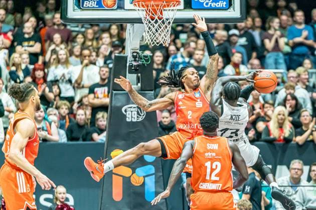 Chemnitz, Deutschland 01. November 2025: 1.BBL - 2025 2026 - Niners Chemnitz vs. Basketball Löwen Braunschweig Im Bild: Copyright: xFotostandx xNachtigallx