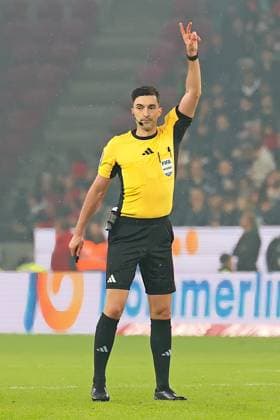 Mainz, Deutschland 01. November 2025: 1. BL - 2025 2026 - FSV Mainz 05 vs. SV Werder Bremen Im Bild: Schiedsrichter Florian Badstübner Badstuebner gibt Hanzeichen und streckt zwei Finger nach oben. DFL regulations prohibit any use of photographs as image sequences and or quasi-video Mewa Arena Rheinland - Pfalz Copyright: xFotostandx xRacochax