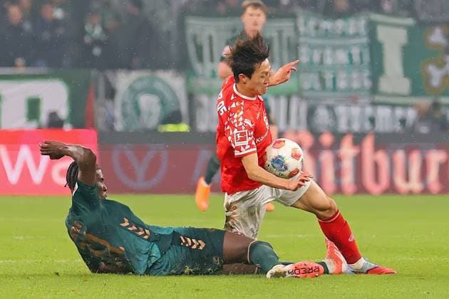 Mainz, Deutschland 01. November 2025: 1. BL - 2025 2026 - FSV Mainz 05 vs. SV Werder Bremen Im Bild: v. li. im Zweikampf Karim Coulibaly (SVW) gegen Jae-sung Lee (Mainz). DFL regulations prohibit any use of photographs as image sequences and or quasi-video Mewa Arena Rheinland - Pfalz Copyright: xFotostandx xRacochax