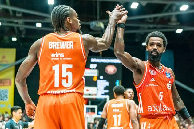 Chemnitz, Deutschland 01. November 2025: 1.BBL - 2025 2026 - Niners Chemnitz vs. Basketball Löwen Braunschweig Im Bild: Ty Brewer (99) und Corey Davis (99) v.li. klatschen sich ab Copyright: xFotostandx xNachtigallx
