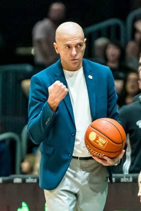 Chemnitz, Deutschland 01. November 2025: 1.BBL - 2025 2026 - Niners Chemnitz vs. Basketball Löwen Braunschweig Im Bild: Head Coach Rodrigo Pastore (99) ballt die Faust Copyright: xFotostandx xNachtigallx