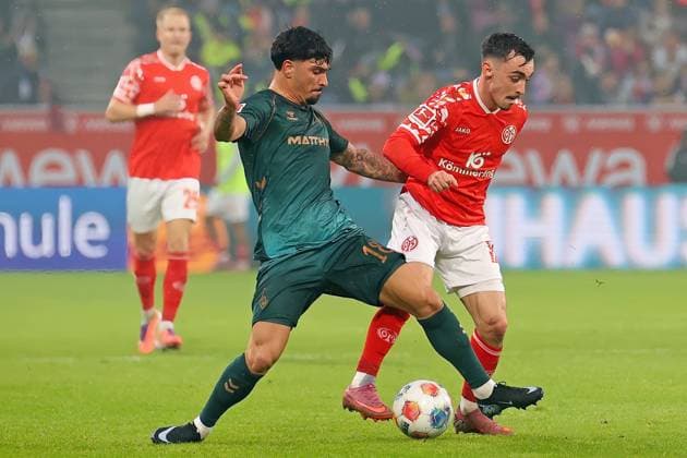 Mainz, Deutschland 01. November 2025: 1. BL - 2025 2026 - FSV Mainz 05 vs. SV Werder Bremen Im Bild: v. li. im Zweikampf Cameron Puertas (SVW) gegen Paul Nebel (Mainz). DFL regulations prohibit any use of photographs as image sequences and or quasi-video Mewa Arena Rheinland - Pfalz Copyright: xFotostandx xRacochax