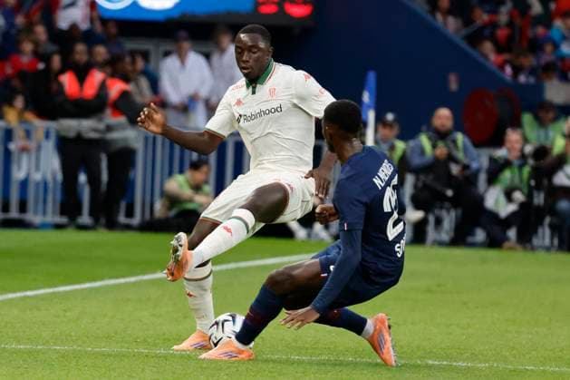 French League One - PSG vs Nice PSG’s Nuno Mendes battles Nice’s Antoine Mendy during the 2025-26 French soccer League One game, PSG vs Nice In Parc des Princes Stadium, Paris, France on November 1st 2025. Photo by Henri Szwarc ABACAPRESS.COM Paris France  Copyright: xSzwarcxHenri ABACAx