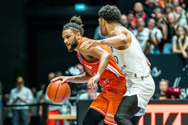 Chemnitz, Deutschland 01. November 2025: 1.BBL - 2025 2026 - Niners Chemnitz vs. Basketball Löwen Braunschweig Im Bild: v. li. im Zweikampf Kaza Kajami-Keane (99) und Adrian Worthy (Braunschweig) Copyright: xFotostandx xNachtigallx