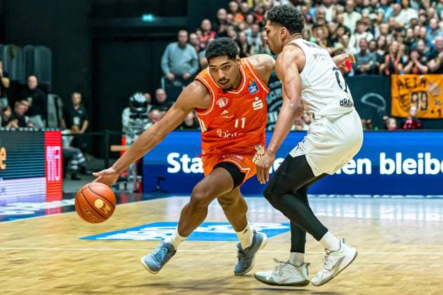 Chemnitz, Deutschland 01. November 2025: 1.BBL - 2025 2026 - Niners Chemnitz vs. Basketball Löwen Braunschweig Im Bild: v. li. im Zweikampf Kostja Mushidi (99) und Adrian Worthy (Braunschweig) Copyright: xFotostandx xNachtigallx