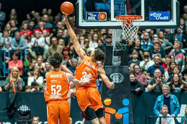 Chemnitz, Deutschland 01. November 2025: 1.BBL - 2025 2026 - Niners Chemnitz vs. Basketball Löwen Braunschweig Im Bild: Gavin Schilling (99) 2. v.li. mit einen Rebound Copyright: xFotostandx xNachtigallx