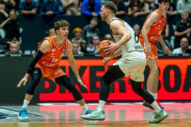 Chemnitz, Deutschland 01. November 2025: 1.BBL - 2025 2026 - Niners Chemnitz vs. Basketball Löwen Braunschweig Im Bild: v. li. im Zweikampf Luca Kellig (99) und Ferdinand Zylka (Braunschweig) Copyright: xFotostandx xNachtigallx