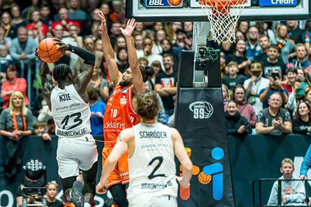 Chemnitz, Deutschland 01. November 2025: 1.BBL - 2025 2026 - Niners Chemnitz vs. Basketball Löwen Braunschweig Im Bild: v. li. im Zweikampf Barra Njie (Braunschweig) und Kaza Kajami-Keane (99) Copyright: xFotostandx xNachtigallx