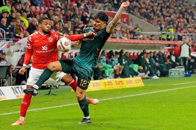 Mainz, Deutschland 01. November 2025: 1. BL - 2025 2026 - FSV Mainz 05 vs. SV Werder Bremen Im Bild: Arnaud Nordin (Mainz) unterläuft eine hohe Flanke. DFL regulations prohibit any use of photographs as image sequences and or quasi-video Mewa Arena Rheinland - Pfalz Copyright: xFotostandx xRacochax