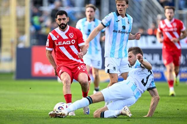 3. Liga - 25 26 - TSV 1860 München - FC Energie Cottbus am 01.11.2025 im Staedtisches Stadion an der Gruenwalder Straße in Muenchen Tolcay Cigerci (Cottbus) im Zweikampf gegen Siemen Voet (Muenchen)