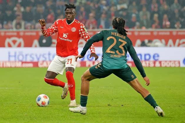 Mainz, Deutschland 01. November 2025: 1. BL - 2025 2026 - FSV Mainz 05 vs. SV Werder Bremen Im Bild: v. li. im Zweikampf Danny da Costa (Mainz) gegen Isaac Schmidt (SVW). DFL regulations prohibit any use of photographs as image sequences and or quasi-video Mewa Arena Rheinland - Pfalz Copyright: xFotostandx xRacochax