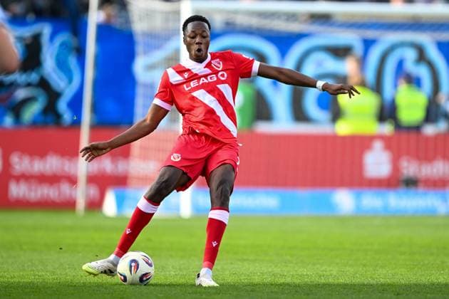 3. Liga - 25 26 - TSV 1860 München - FC Energie Cottbus am 01.11.2025 im Staedtisches Stadion an der Gruenwalder Straße in Muenchen King Manu (Cottbus) am Ball.