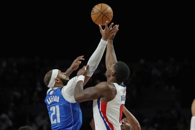 (251102) -- MEXICO CITY, Nov. 2, 2025 -- Dallas Mavericks Daniel Gafford (L) fights for a rebound during the 2025-2026 NBA, Basketball Herren, USA regular season match between Detroit Pistons and Dallas Mavericks in Mexico City, capital of Mexico, on Nov. 1, 2025. (Photo by Xinhua) (SP)MEXICO-MEXICO CITY-BASKETBALL-NBA-PISTONS VS MAVERICKS FranciscoxCanedo 