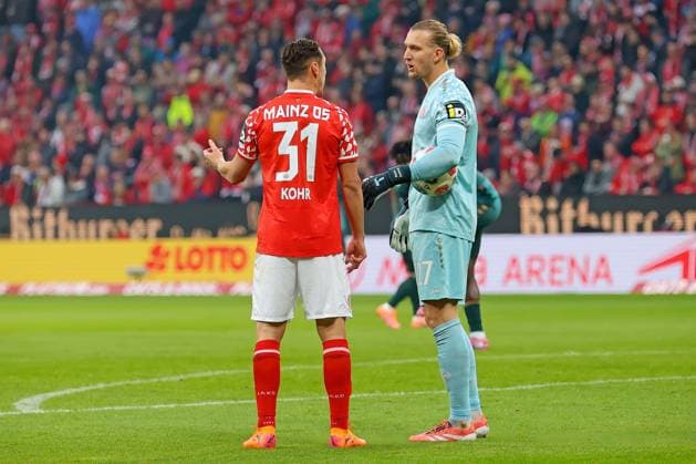 Mainz, Deutschland 01. November 2025: 1. BL - 2025 2026 - FSV Mainz 05 vs. SV Werder Bremen Im Bild: v.li. Dominik Kohr (Mainz) und Torwart Robin Zentner (Mainz) besprechen sich während einer Spielunterbrechung. DFL regulations prohibit any use of photographs as image sequences and or quasi-video Mewa Arena Rheinland - Pfalz Copyright: xFotostandx xRacochax