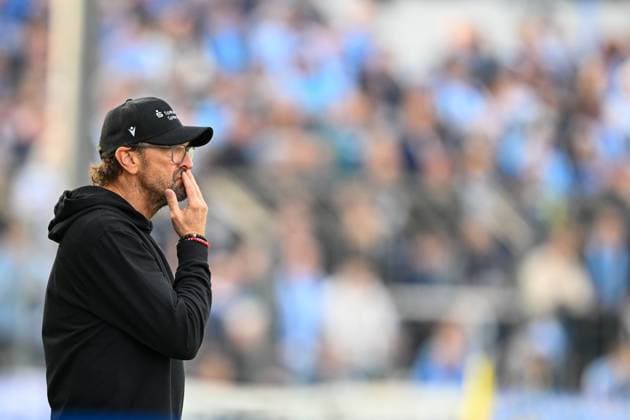 3. Liga - 25 26 - TSV 1860 München - FC Energie Cottbus am 01.11.2025 im Staedtisches Stadion an der Gruenwalder Straße in Muenchen Trainer Claus-Dieter Wollitz (Cottbus) nachdenklich