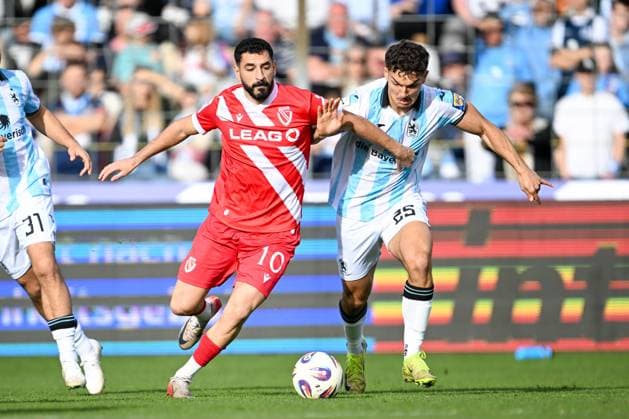 3. Liga - 25 26 - 1. BL - 25 26 - TSV 1860 München - FC Energie Cottbus am 01.11.2025 im Staedtisches Stadion an der Gruenwalder Straße in Muenchen Tolcay Cigerci (Cottbus) im Zweikampf gegen Sean Dulic (Muenchen)