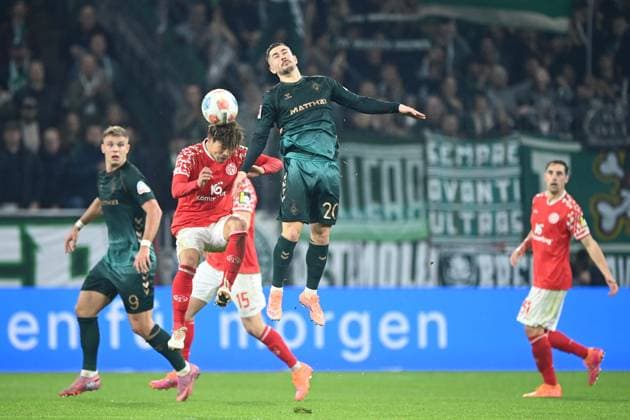 -,mz6- gegen Romano SCHMID (HB) Kopfballduell, Aktion, Zweikampf, 1.FSV Mainz 05 (MZ) - SV Werder Bremen (HB) 1-1 Fussball 1. Bundesliga Saison 2025 2026, 9.Spieltag, Spieltag9, matchday9, am 01.11.2025, MEWA Arena Mainz. DFL regulations prohibit any use of photographs as image sequences and or quasi-video Â