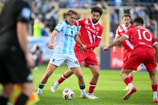 3. Liga - 25 26 - TSV 1860 München - FC Energie Cottbus am 01.11.2025 im Staedtisches Stadion an der Gruenwalder Straße in Muenchen Dominik Pelivan (Cottbus) im Zweikampf gegen Jesper Verlaat (Muenchen)