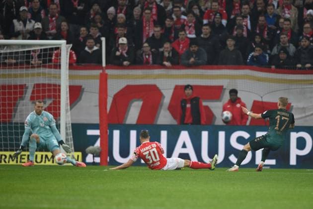 Marco GRUELL (Grüll, HB) Torchance gegen Torwart Robin ZENTNER (MZ) und Silvan WIDMER (MZ) Aktion, Zweikampf, 1.FSV Mainz 05 (MZ) - SV Werder Bremen (HB) Fussball 1. Bundesliga Saison 2025 2026, 9.Spieltag, Spieltag9, matchday9, am 01.11.2025, MEWA Arena Mainz. DFL regulations prohibit any use of photographs as image sequences and or quasi-video Â