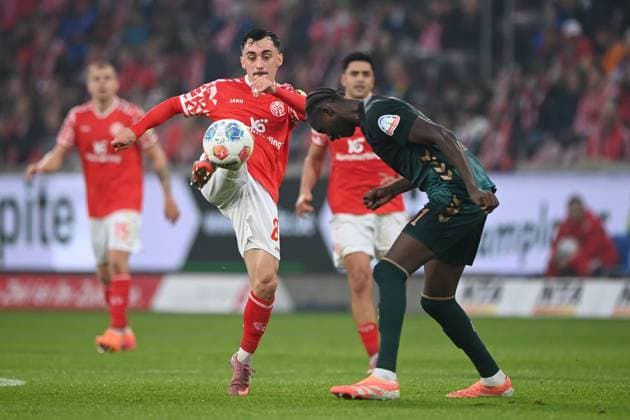 Jae-Sung LEE (MZ) gegen Karim COULIBALI (HB) Aktion, Zweikampf, 1.FSV Mainz 05 (MZ) - SV Werder Bremen (HB) Fussball 1. Bundesliga Saison 2025 2026, 9.Spieltag, Spieltag9, matchday9, am 01.11.2025, MEWA Arena Mainz. DFL regulations prohibit any use of photographs as image sequences and or quasi-video Â