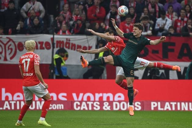 Dominik KOHR (MZ) gegen Jens STAGE (HB) Kopfballduell, Aktion, Zweikampf, 1.FSV Mainz 05 (MZ) - SV Werder Bremen (HB) 1-1 Fussball 1. Bundesliga Saison 2025 2026, 9.Spieltag, Spieltag9, matchday9, am 01.11.2025, MEWA Arena Mainz. DFL regulations prohibit any use of photographs as image sequences and or quasi-video Â