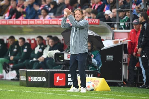 Trainer Bo HENRIKSEN (MZ) Gestik, gestikuliert, 1.FSV Mainz 05 (MZ) - SV Werder Bremen (HB) 1-1 Fussball 1. Bundesliga Saison 2025 2026, 9.Spieltag, Spieltag9, matchday9, am 01.11.2025, MEWA Arena Mainz. DFL regulations prohibit any use of photographs as image sequences and or quasi-video Â