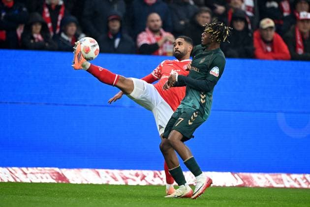Philipp MWENE (MZ) gegen Samuel MBANGULA (HB) Aktion, Zweikampf, 1.FSV Mainz 05 (MZ) - SV Werder Bremen (HB) 1-1 Fussball 1. Bundesliga Saison 2025 2026, 9.Spieltag, Spieltag9, matchday9, am 01.11.2025, MEWA Arena Mainz. DFL regulations prohibit any use of photographs as image sequences and or quasi-video Â