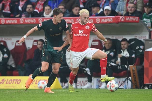 Dominik HOLLERBACH (MZ) gegen Jens STAGE (HB) Aktion, Zweikampf, 1.FSV Mainz 05 (MZ) - SV Werder Bremen (HB) 1-1 Fussball 1. Bundesliga Saison 2025 2026, 9.Spieltag, Spieltag9, matchday9, am 01.11.2025, MEWA Arena Mainz. DFL regulations prohibit any use of photographs as image sequences and or quasi-video Â