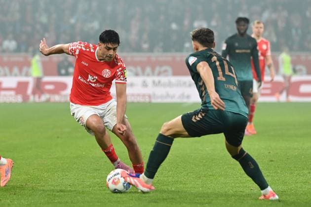 Nadiem AMIRI (MZ) gegen Senne LYNEN (HB) Aktion, Zweikampf, 1.FSV Mainz 05 (MZ) - SV Werder Bremen (HB) 1-1 Fussball 1. Bundesliga Saison 2025 2026, 9.Spieltag, Spieltag9, matchday9, am 01.11.2025, MEWA Arena Mainz. DFL regulations prohibit any use of photographs as image sequences and or quasi-video Â