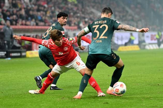 Kaishu SANO (MZ) gegen Cameron PUERTAS (HB) und Marco FRIEDL (HB) Aktion, Zweikampf, 1.FSV Mainz 05 (MZ) - SV Werder Bremen (HB) 1-1 Fussball 1. Bundesliga Saison 2025 2026, 9.Spieltag, Spieltag9, matchday9, am 01.11.2025, MEWA Arena Mainz. DFL regulations prohibit any use of photographs as image sequences and or quasi-video Â