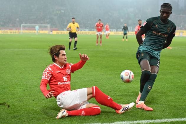 NO SALES IN JAPAN! Kaishu SANO (MZ) vs. Karim COULIBALI (HB) 1.FSV Mainz 05 (MZ) - SV Werder Bremen (HB) 1-1 Fussball 1. Bundesliga Saison 2025 2026, 9.Spieltag, Spieltag9, matchday9, am 01.11.2025, MEWA Arena Mainz. DFL regulations prohibit any use of photographs as image sequences and or quasi-video