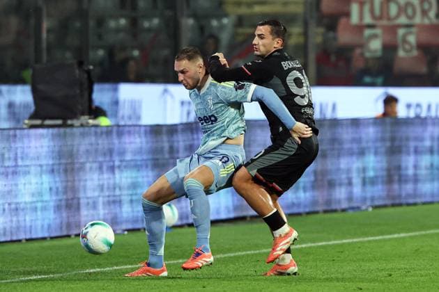 Cremonese v Juventus, Serie A football, Bergamo, Italy Cremona, Italy. 01st, November 2025. Teun Koopmeiners (8) of Juventus and and Federico Bonazzoli (90) of Cremonese seen during the Serie A match between Cremonese and Juventus at Zini Stadium in Cremona. Italy, Bergamo  Copyright: xGonzalesxPhoto StefanoxNicolix