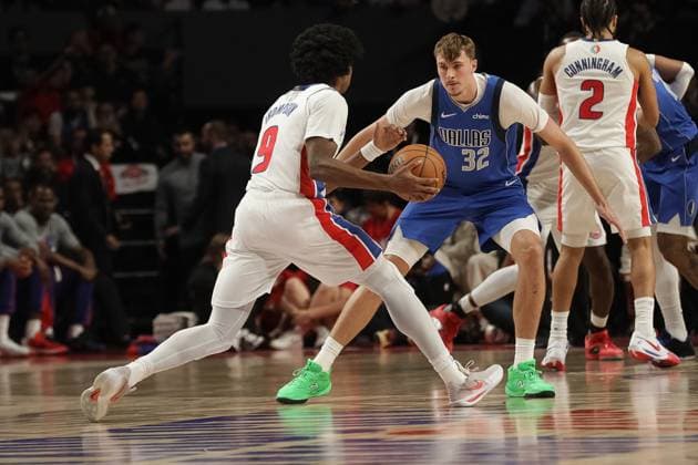 Dallas Mavericks v Detroit Pistons Ausar Thompson 9 of Detroit Pistons drives to the basket against Cooper Flagg 32 of Dallas Mavericks at Mexico City Arena. Detroit Pistons beats Dallas Mavericks 122-110. on November 1, 2025 in Mexico City, Mexico. (Photo by Ian Robles Eyepix Group) Copyright: xIanxRobles xEyepixxGroupx 016A2104jpeg