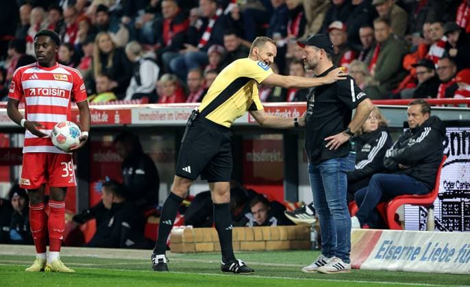 Derrick Köhn, Schiedsrichter Sören Storks redet mit Trainer Steffen Baumgart, dahinter Sportdirektor Horst Heldt Fußball Fussball Bundesliga Herren DFL 9. Spieltag Saison 2025 2026 01.11.2025 1.FC Union Berlin FCU vs. SC Freiburg SCF DFL regulations prohibit any use of photographs as image sequences and or quasi-video.
