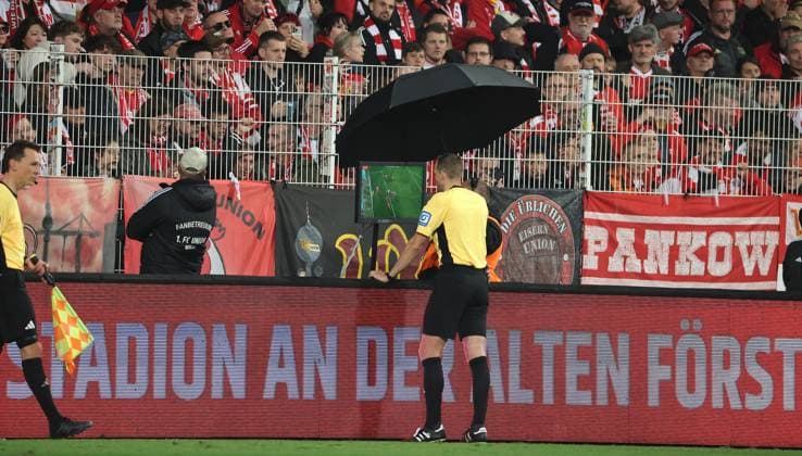 Schiedsrichter Sören Storks nutzt den VAR Video Assist Referee nach Tor von Andrej Ilic Fußball Fussball Bundesliga Herren DFL 9. Spieltag Saison 2025 2026 01.11.2025 1.FC Union Berlin FCU vs. SC Freiburg SCF DFL regulations prohibit any use of photographs as image sequences and or quasi-video.