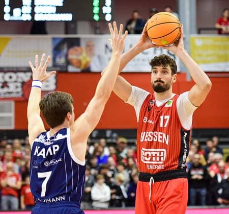 Lars Kamp, Domagoj Vukovic 6. Spieltag, 2.Bundesliga Pro A, 46ers, Basketball, Basketball Saison 2025 2026, BBL, Deutschland, Gießen 46ers VfL SparkassenStars Bochum, Gießen in rot, Bochum in blau, Herren